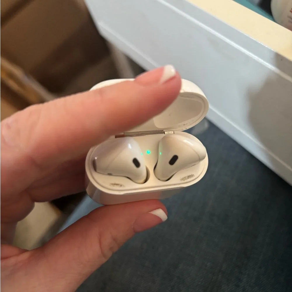 Airpods - Picture 1 of 5